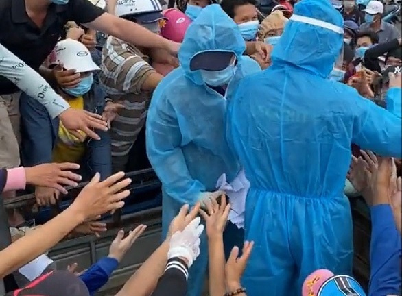 Tiểu thương chen lấn lấy giấy xét nghiệm COVID-19, ban quản lý chợ Bình Điền lên tiếng