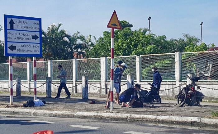 Tin tức tai nạn giao thông ngày 12/7: Lao lên vỉa hè, 2 thanh niên đi xe máy thương vong