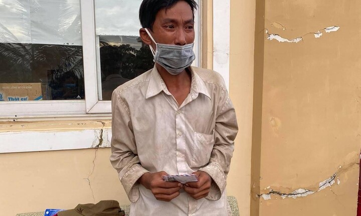 Đi bộ 16 ngày về quê, người đàn ông bật khóc khi nhận được hơn 7 triệu tiền quyên góp