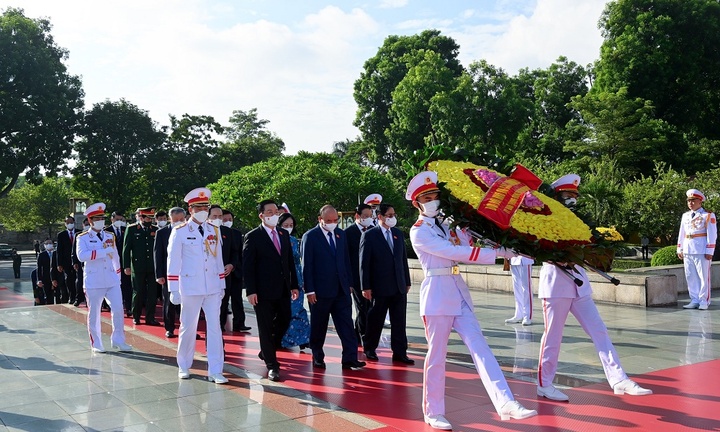Lãnh đạo Đảng, Nhà nước, Quốc hội đặt vòng hoa, tưởng niệm các Anh hùng liệt sĩ