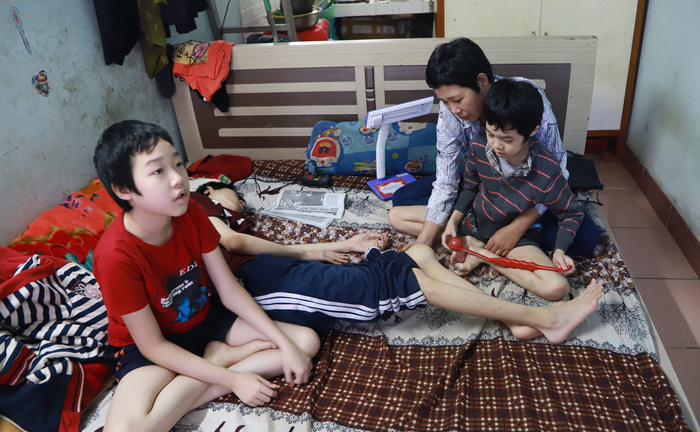 Mẹ mất việc vì Covid-19, cả nhà phải ăn cháo thay cơm