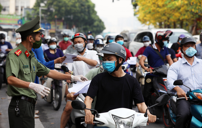 Hà Nội sẽ điều chỉnh việc kiểm tra giấy đi đường cho phù hợp hơn