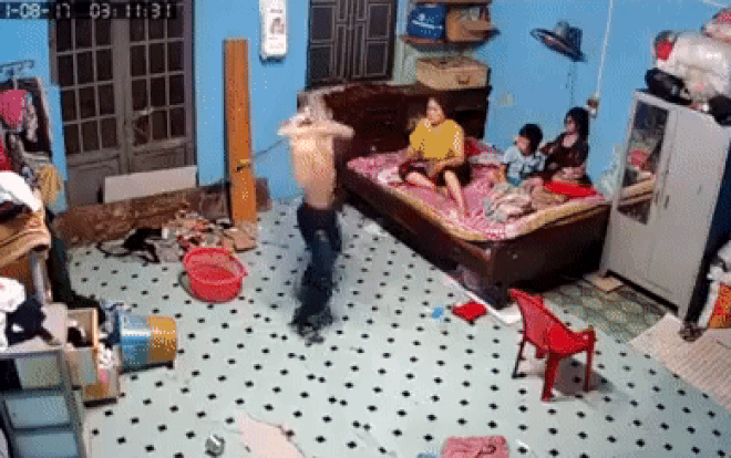 Vụ clip thanh niên cầm cây lau nhà đánh mẹ vì không cho mượn điện thoại: Hé lộ sự thật phía sau