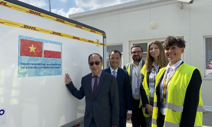 Bàn giao 500.000 liều vaccine do Chính phủ Ba Lan viện trợ cho Việt Nam