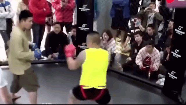 Video: Chủ động thách đấu HLV kickboxing, môn đồ Thái Cực Quyền bị đánh te tua