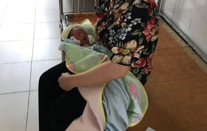 Bé sơ sinh 2 ngày tuổi bị bỏ rơi trước cổng nhà dân: Mảnh giấy trong chiếc giỏ màu hồng ghi gì?