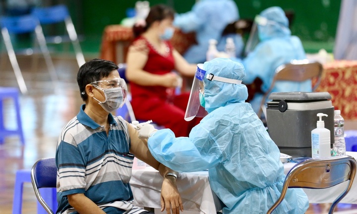 Bộ Y tế đề nghị TP.HCM báo cáo về tiến độ và kết quả tiêm vaccine COVID-19