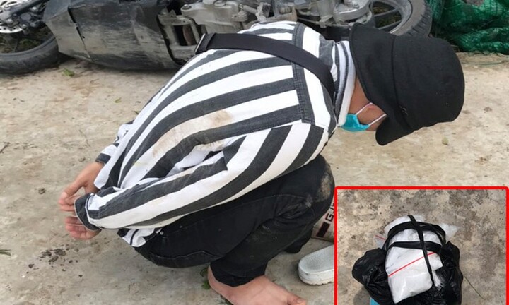 Bắt giữ nhóm đối tượng tàng trữ gần nửa kg ma túy, còng số 8 và súng