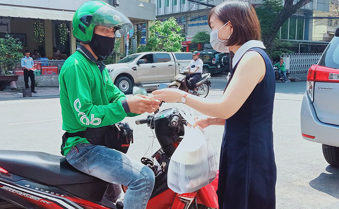 Nhiều trạm y tế ngừng xét nghiệm miễn phí, shipper ở TP.HCM không thể giao hàng