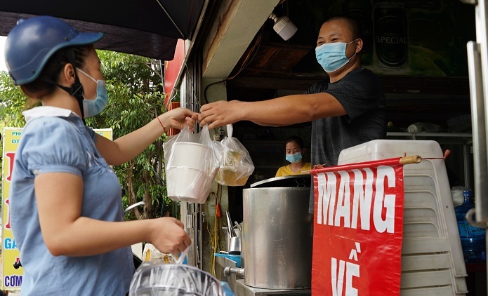 Hà Nội ngày đầu hàng quán được bán mang về: 