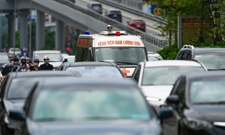 Hà Nội ngày đầu dỡ 39 chốt kiểm soát: Đường phố đông đúc, xe cứu thương chen giữa dòng ô tô