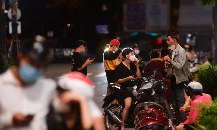 Trung tâm TP.HCM nhộn nhịp trong buổi tối đầu nới lỏng giãn cách