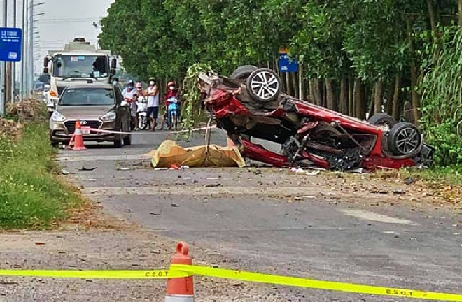 Vụ tai nạn thảm khốc ở Bắc Ninh, 3 người chết: Ô tô 5 chỗ biến dạng, lật ngửa giữa đường