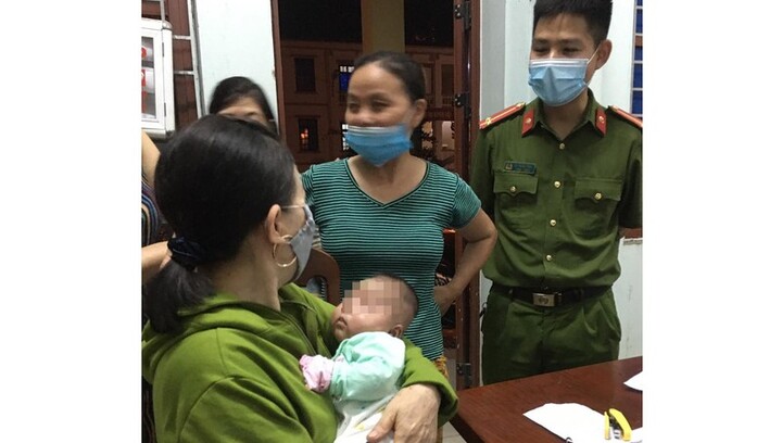 Vụ bé bị bỏ rơi bên đường lúc chập tối: Là thư người mẹ viết gì?