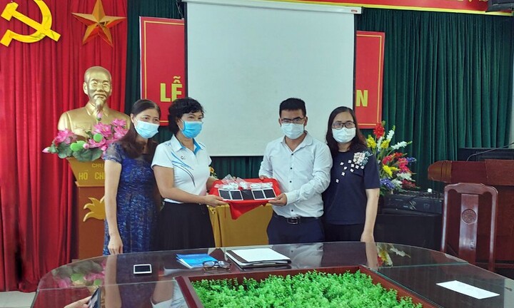Giảng viên đại học xin điện thoại cũ để “tiếp tế” cho học trò nghèo