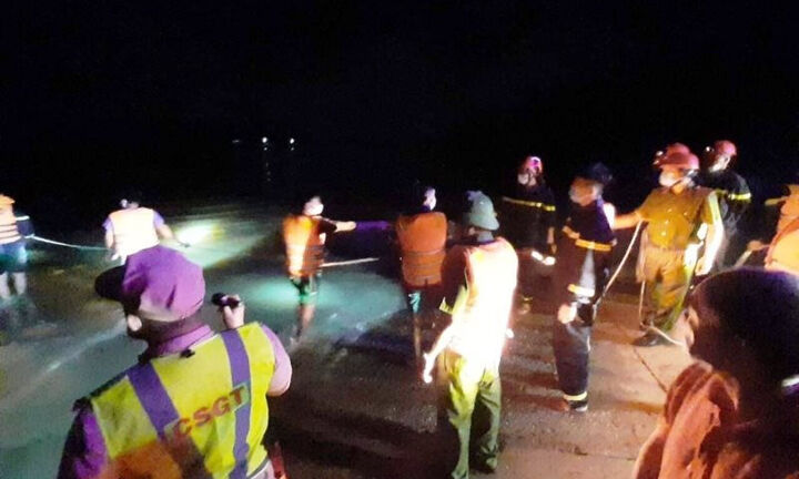 Băng qua cầu tràn, hai vợ chồng trên xe tải bị lũ cuốn trôi