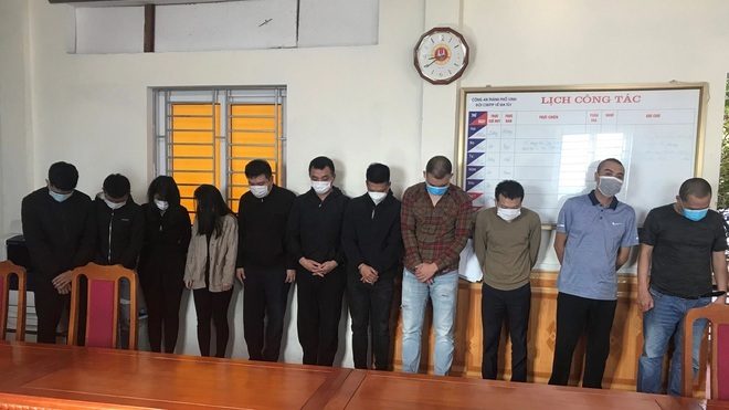 Bắt quả tang nhóm thanh niên 
