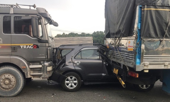 Tai nạn liên hoàn trên quốc lộ 1, ô tô 7 chỗ biến dạng