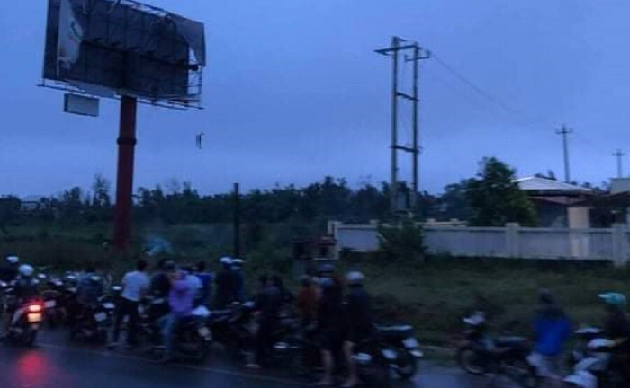 Vụ thi thể nam thanh trên trụ biển quảng cáo: Từng định nhảy cầu tự tử