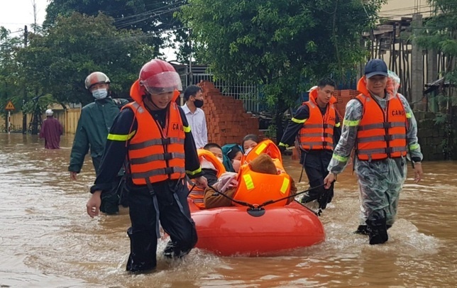 Nhiều nơi ở miền Trung ngập sâu, hàng trăm học sinh mắc kẹt chờ cứu hộ