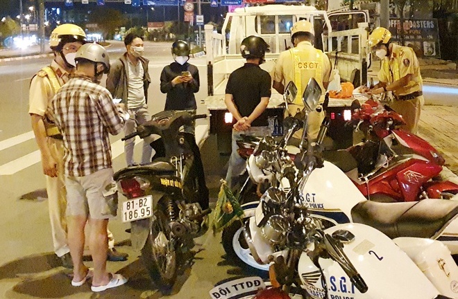 TP.HCM: Nhiều người bị CSGT xử phạt trong ngày đầu hàng quán bán tại chỗ