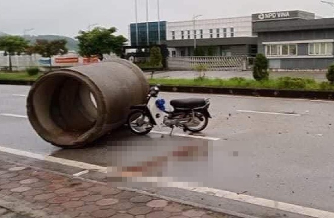 Xe máy tông trúng ống cống bê tông, đôi nam nữ tử vong thương tâm