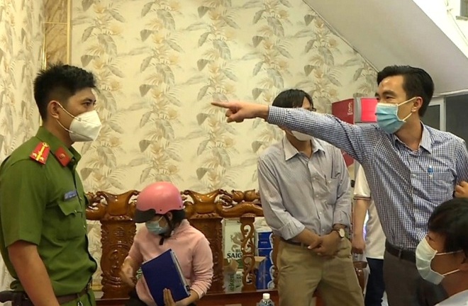 Người đàn ông lớn tiếng