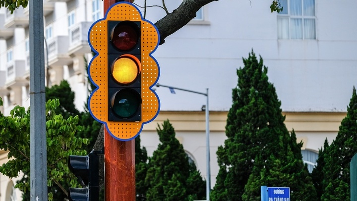 Cận cảnh những cột đèn tín hiệu giao thông đầu tiên tại Đà Lạt