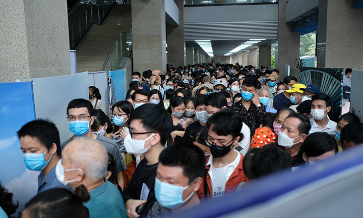 Cảnh nghìn người dân chen chúc đi thử tàu điện Cát Linh - Hà Đông