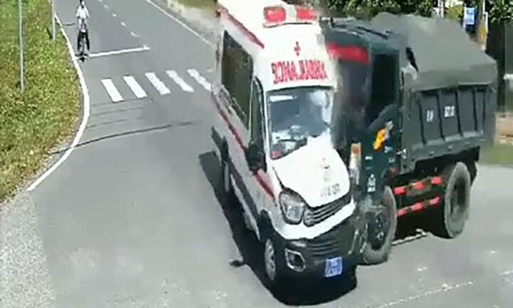 Tin tức tai nạn giao thông mới ngày 11/11: Xe ben húc ô tô cứu thương giữa ngã tư ở TP.HCM