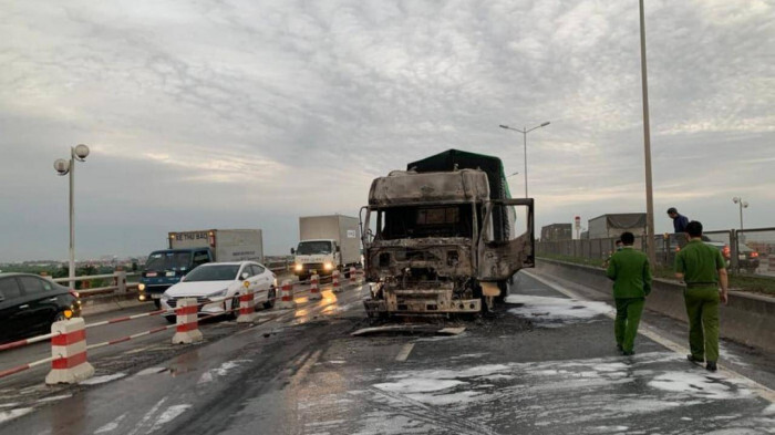 Xe container bất ngờ bốc cháy ngùn ngụt trên cầu Thanh Trì: Tài xế nói gì?