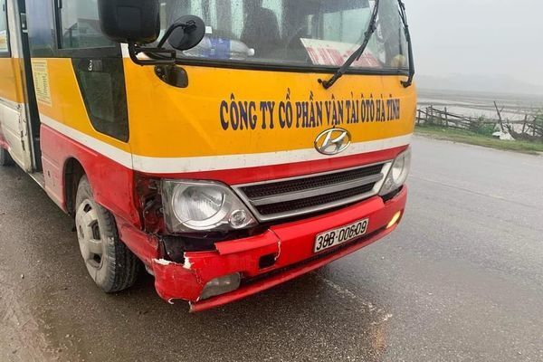 Xe buýt va chạm kinh hoàng với xe buýt, 1 người tử vong thương tâm
