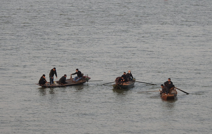 Thi thể người đàn ông bỏ xe Hyundai Santafe nhảy cầu Bến Thủy được tìm thấy ở đâu?