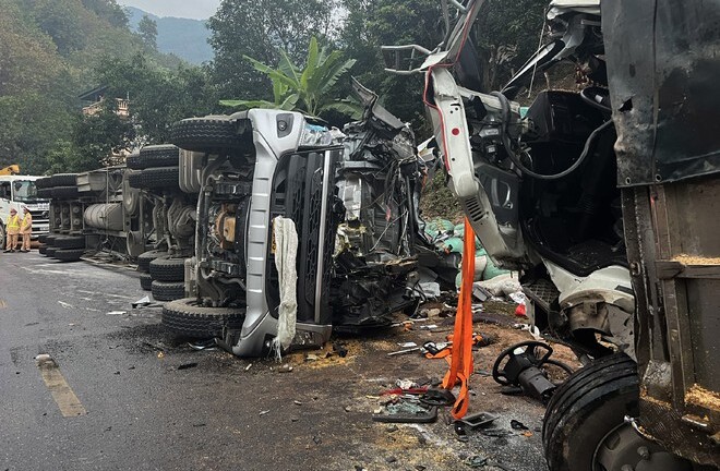 Sơn La: Va chạm kinh hoàng giữa ôtô tải và xe đầu kéo, 2 người tử vong