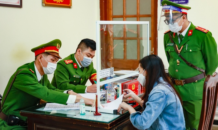 Tin tức pháp luật ngày 21/12: Chụp ảnh check-in khi không đeo khẩu trang, cô gái nhận 