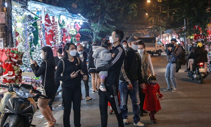 Hà Nội đêm Giáng sinh: Nhà thờ lớn vắng lặng, phố Hàng Mã, bờ hồ vẫn chật kín người