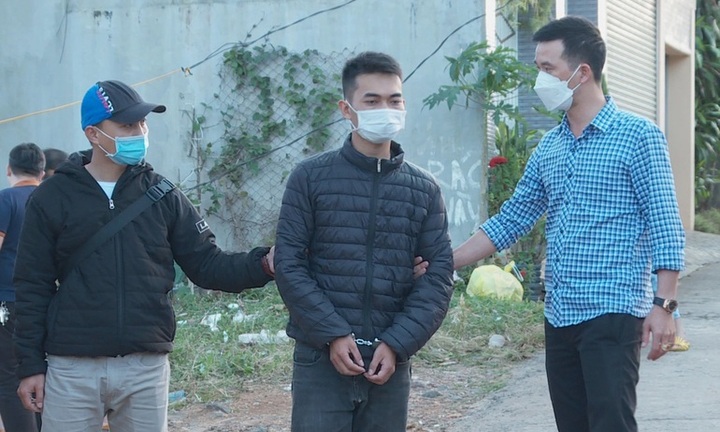 Gã trai 30 tuổi đập vỡ kính ô tô đỗ bên đường để trộm tài sản đòi tiền chuộc