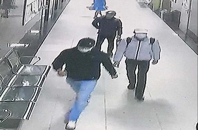 Vụ 3 đối tượng vào chung cư ở Hà Nội trói người, cướp điện thoại: 1 nghi phạm bị bắt ở TP.HCM