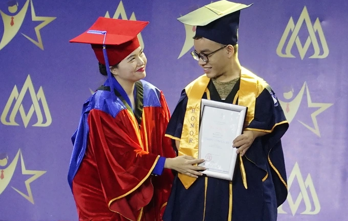 Sự thật đằng sau cảnh nữ hiệu trưởng