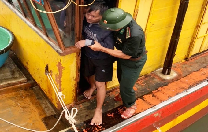 Cứu sống 8 thuyền viên vụ tàu cá bị lốc nhấn chìm, trôi dạt trên biển