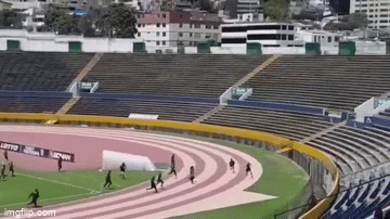 Video: Trọng tài bị 30 người rượt đánh tơi tả trên sân, chuyện gì đang xảy ra?