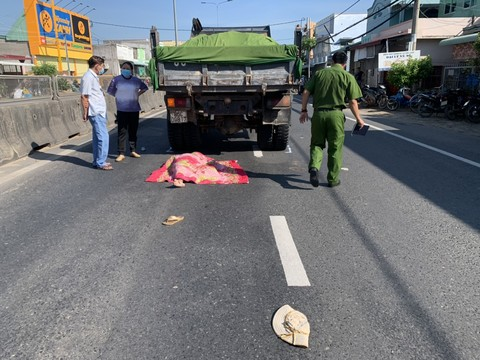 Tin tức tai nạn giao thông mới ngày 14/8: Cụ bà 60 tuổi đi bộ qua quốc lộ bị xe ben tông tử vong