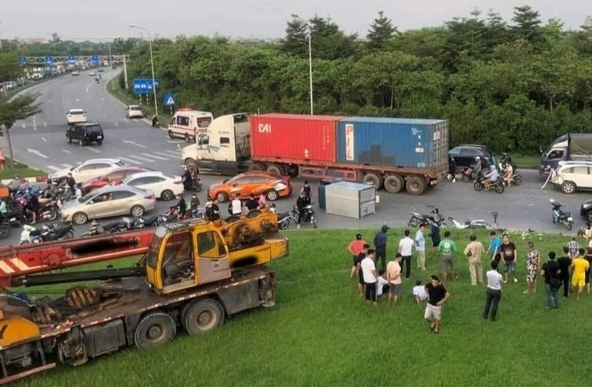 Tin tức tai nạn giao thông mới ngày 17/8: Xe cẩu mất lái tông hàng loạt phương tiện ở Hà Nội, một người chết
