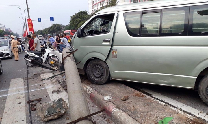 Hà Nội: Ô tô 16 chỗ húc đổ cột điện gây ùn tắc kéo dài