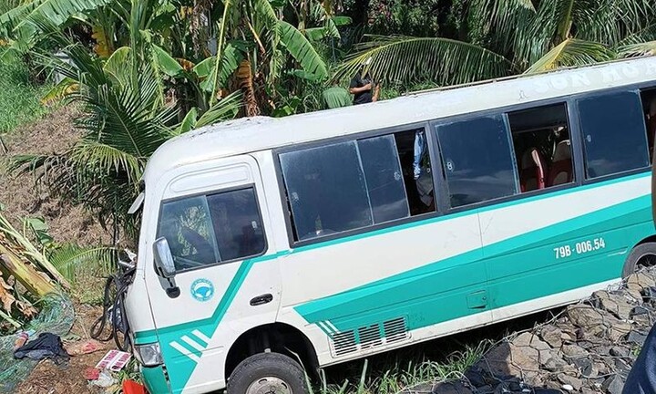 Xe khách lao xuống ruộng khi đang đổ đèo ở Phú Yên, 9 người bị thương