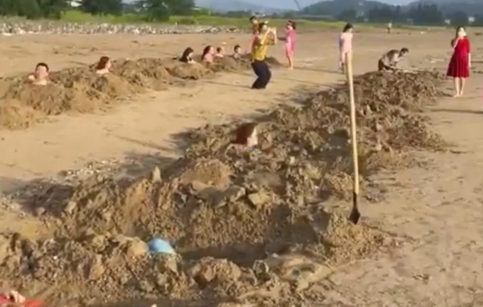 Vụ nhóm du khách đào tung bãi biển ở Cửa Lò để tạo hố