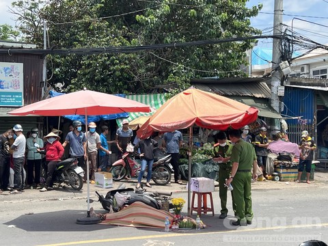 TP.HCM: Chồng khóc ngất bên thi thể vợ bị xe tải cán tử vong
