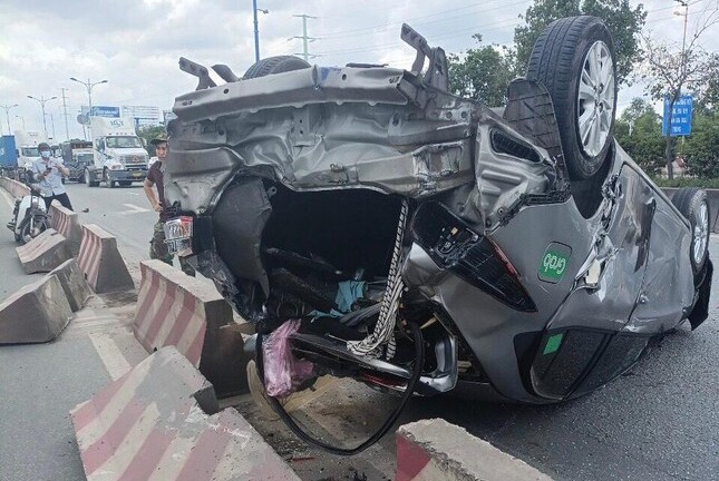 Tin tức tai nạn giao thông mới ngày 23/9: Va chạm với container, ô tô 4 chỗ