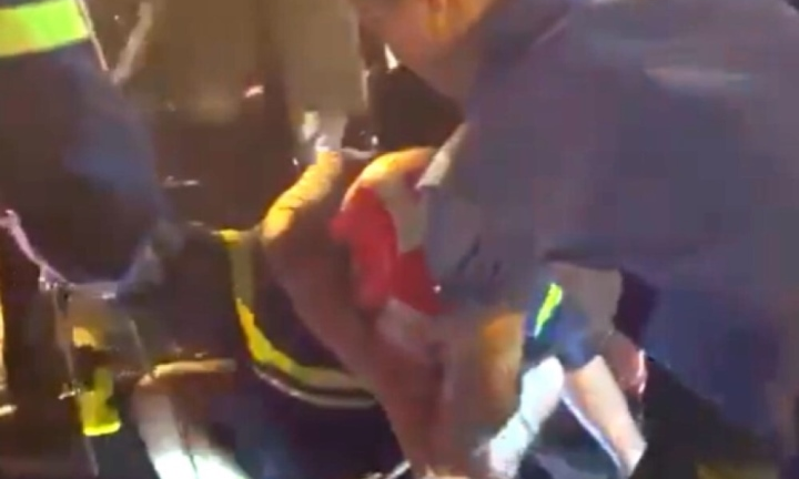 Tin tức tai nạn giao thông mới ngày 26/9: Đang đi trên đường, cả người và xe rơi xuống cống công trình