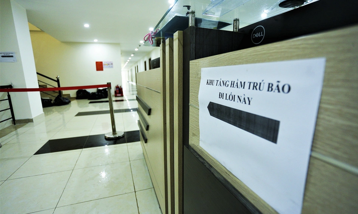 Siêu bão Noru áp sát, người dân Quảng Ngãi xuống hầm trú ẩn